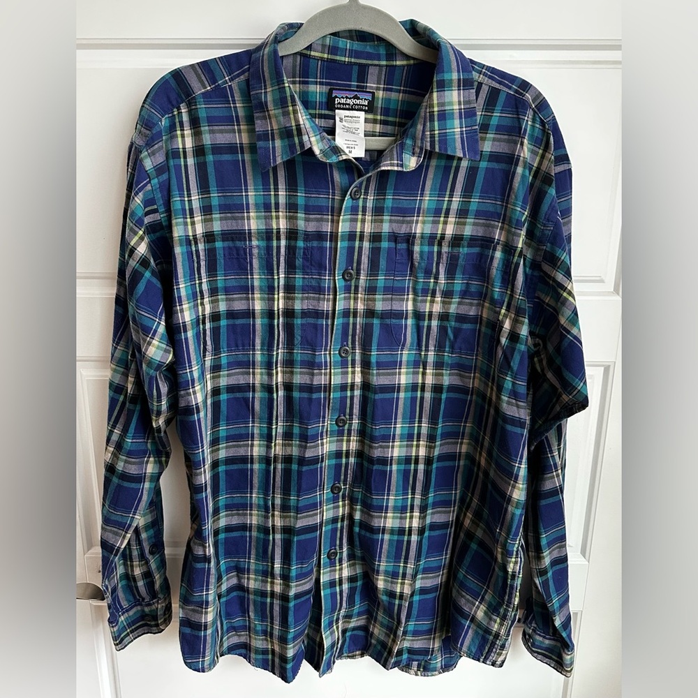 Patagonia Men's Long-Sleeve Button Down Shirt
Size Medium